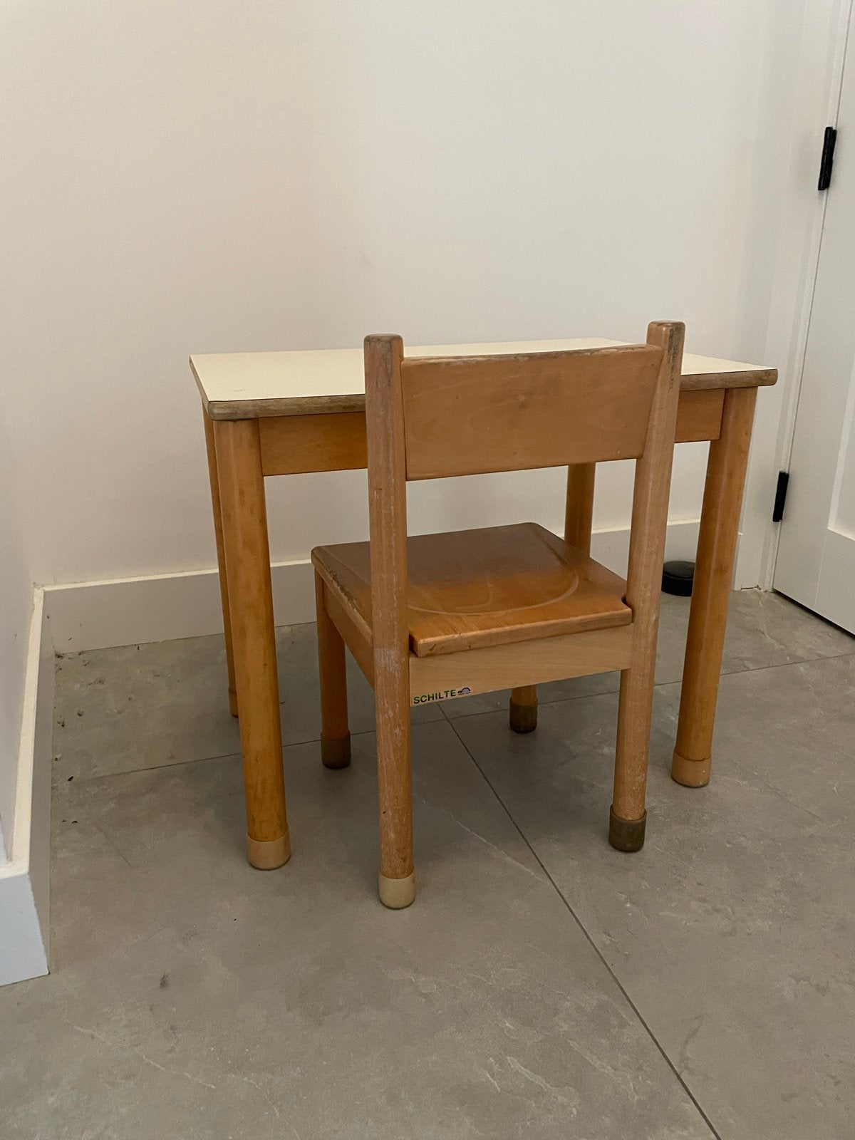 Vintage kinderbureau en stoel - Schilte, Kinderen en Baby's, Kinderkamer | Tafels en Stoelen, Ophalen, Gebruikt, Tafel(s) en Stoel(en)