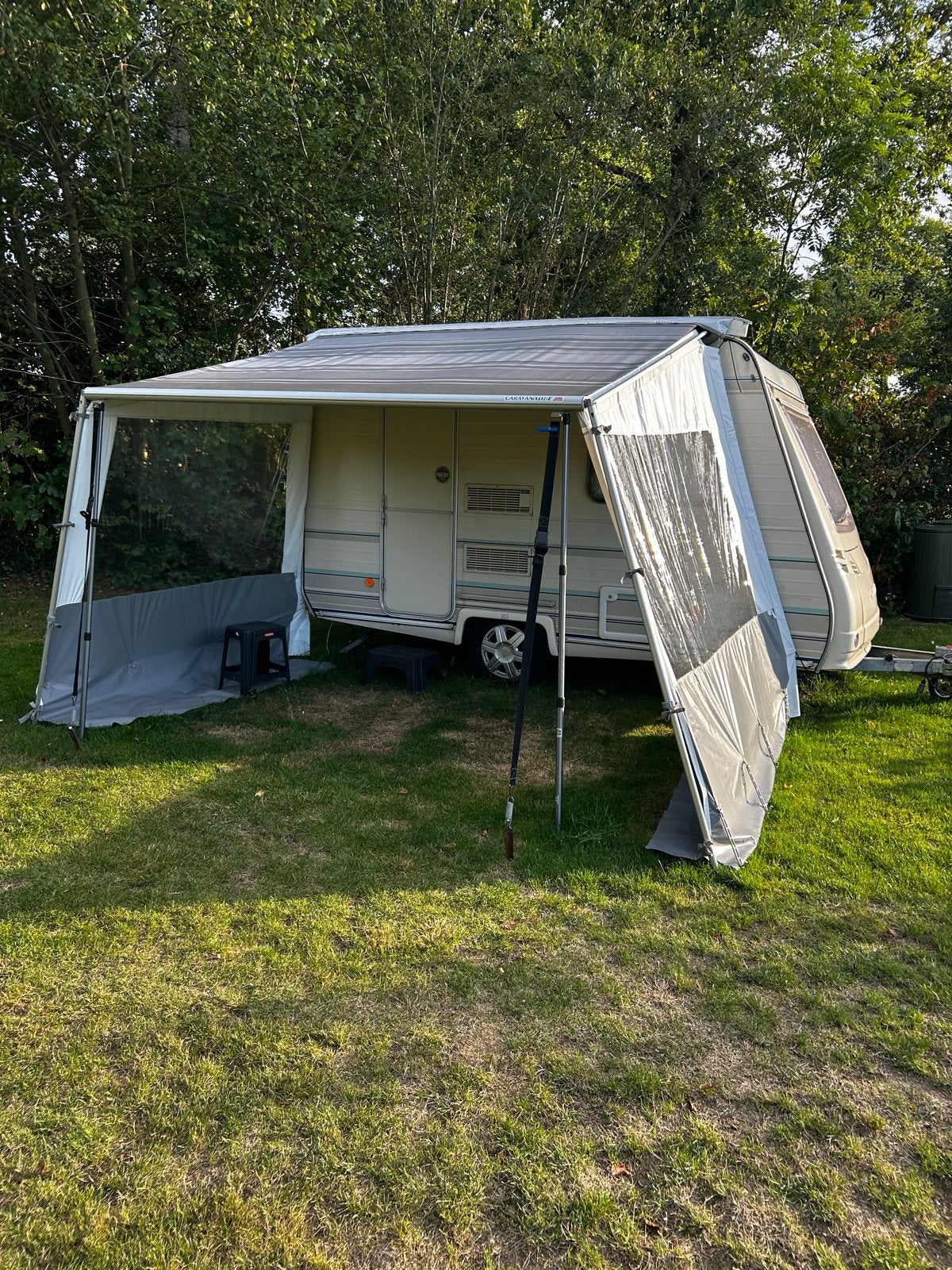 Caravelair Bamba Luxe Caravan met Fiamma luifel, Rondzit, Omvormbare zithoek, 750 - 1000 kg, Particulier