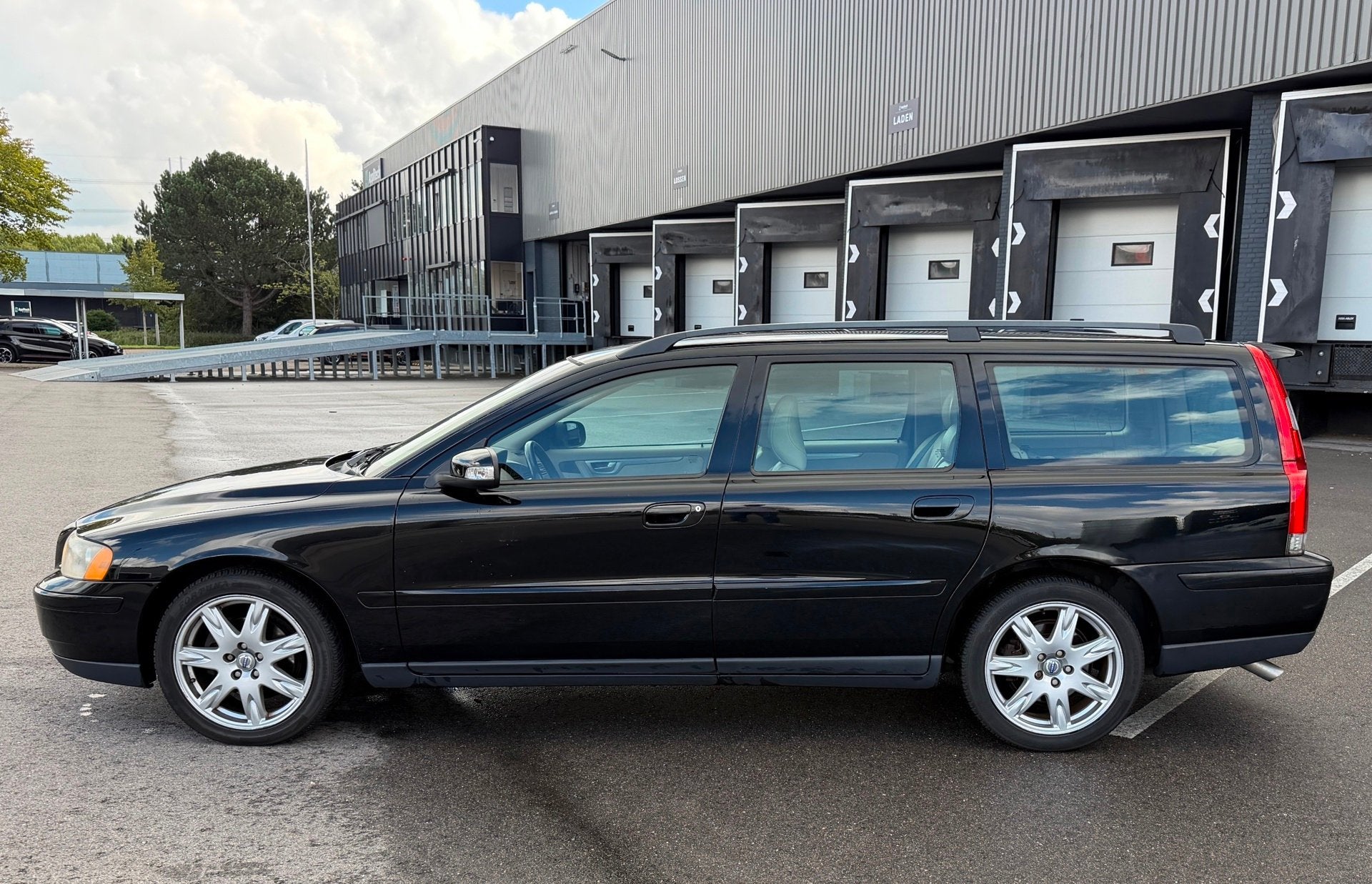 Volvo V70 2.4 Edition VOLLEDIGONDERHOUD/CRUISE/LEDER/5CILLIN, Auto's, Voorwielaandrijving, Beige, Leder en Stof, Zwart