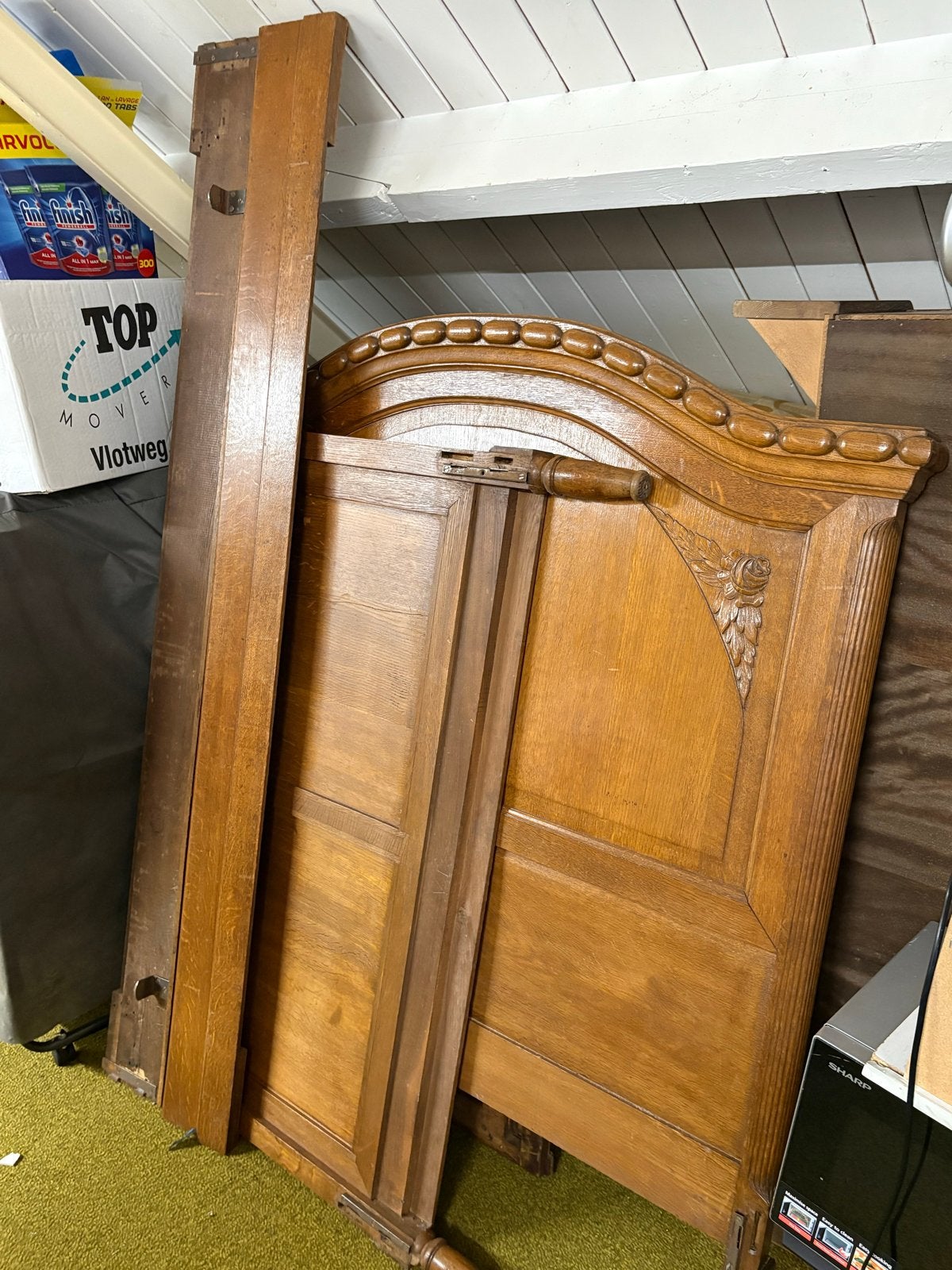 Antiek houten bedframe met sierlijke details, Ophalen