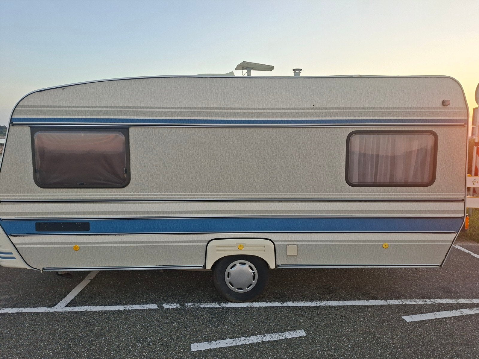 Wilk De Luxe Caravan - Comfortabel en Compleet, Caravans en Kamperen, Vast bed, Rondzit, Gascomfoor, Particulier