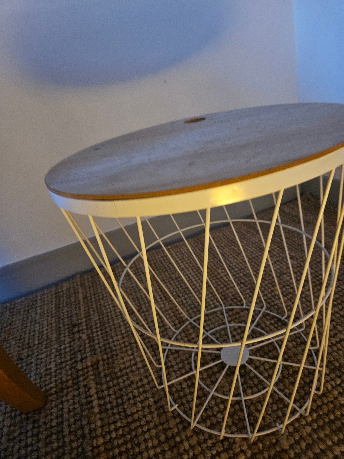 Stijlvolle bijzettafel met draadmand en houten blad, Ophalen, Minder dan 45 cm, Minder dan 55 cm, Gebruikt