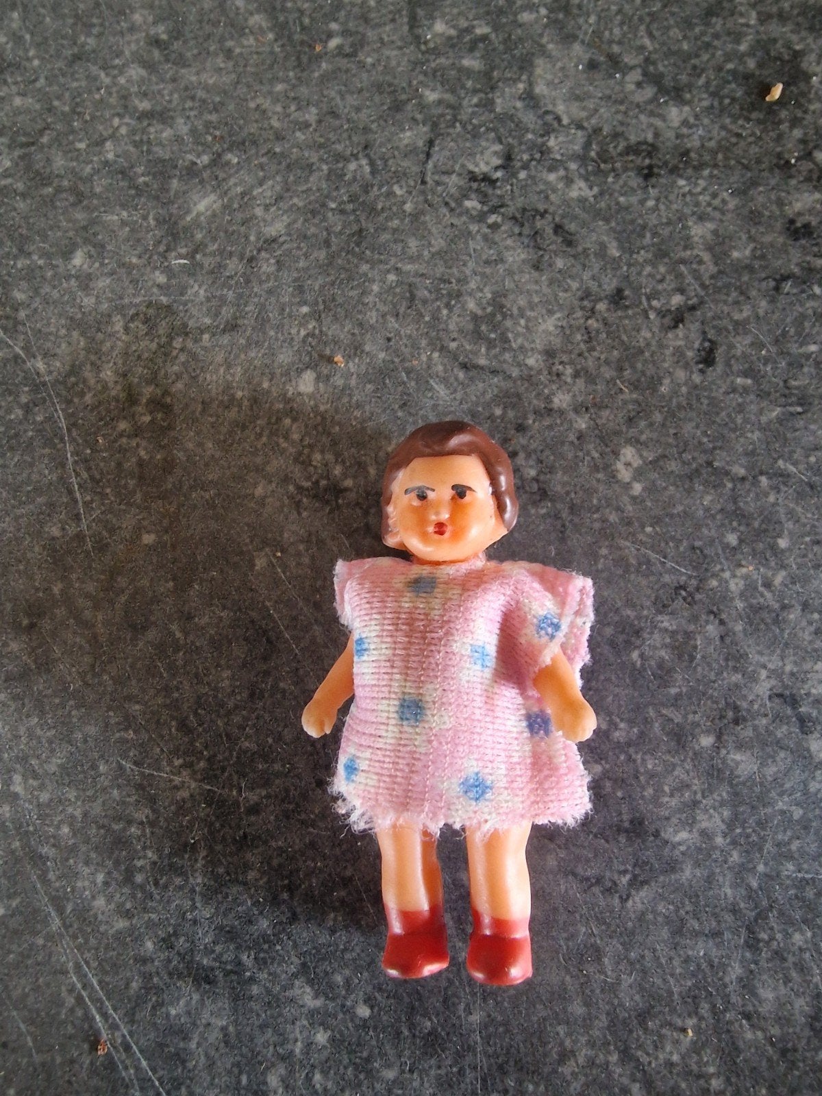 Ari popje 5 cm - Vintage miniatuur popje, Ophalen of Verzenden