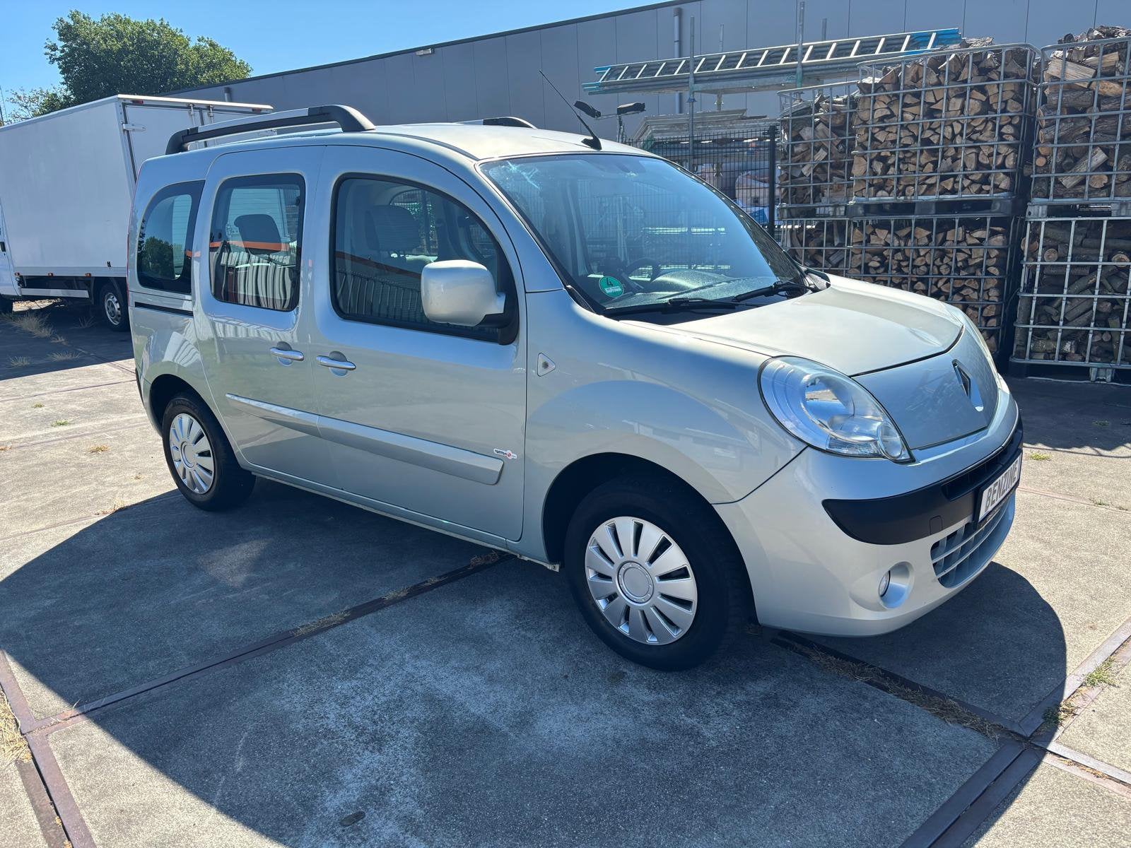 Zeer mooie kangoo met airco en navi nwe apk, Voorwielaandrijving, Stof, Huisgarantie, Bedrijf