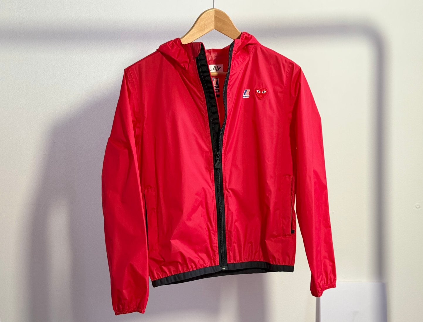 Comme des Garçons PLAY x K-Way – maat 152 / XS, Ophalen of Verzenden, Zo goed als nieuw, Overige maten, Rood
