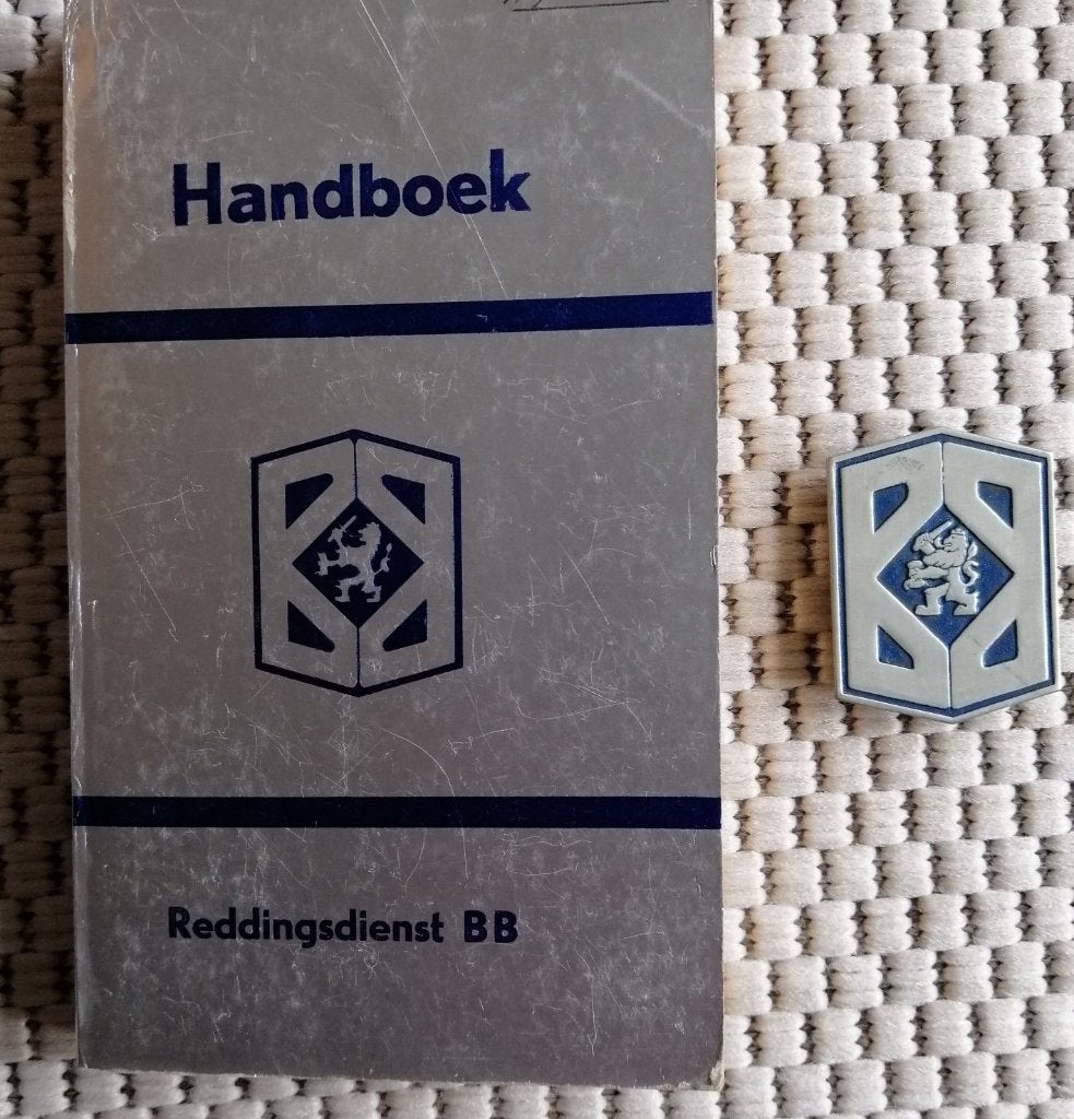 BB handboek reddingsdienst en baret embleem, Verzamelen, Militaria | Algemeen, Ophalen of Verzenden, Overige soorten, Nederland