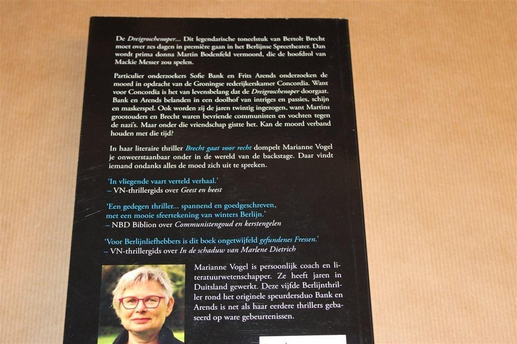 Brecht gaat voor Recht — Berlijnse Thriller — Gesigneerd, Ophalen of Verzenden, Gelezen