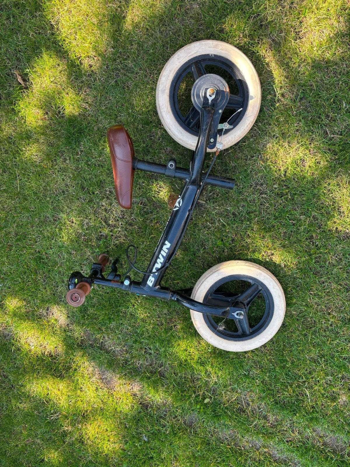 Zwarte B'Twin loopfiets met bruin zadel, Ophalen, Gebruikt, Loopfiets