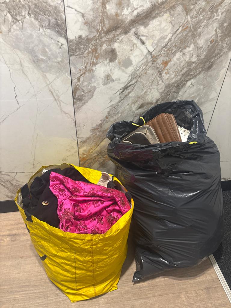 2 zakken met dameskleding maat M en schoenen maat 37.5, Kleding | Dames, Overige Dameskleding, Ophalen, Gedragen