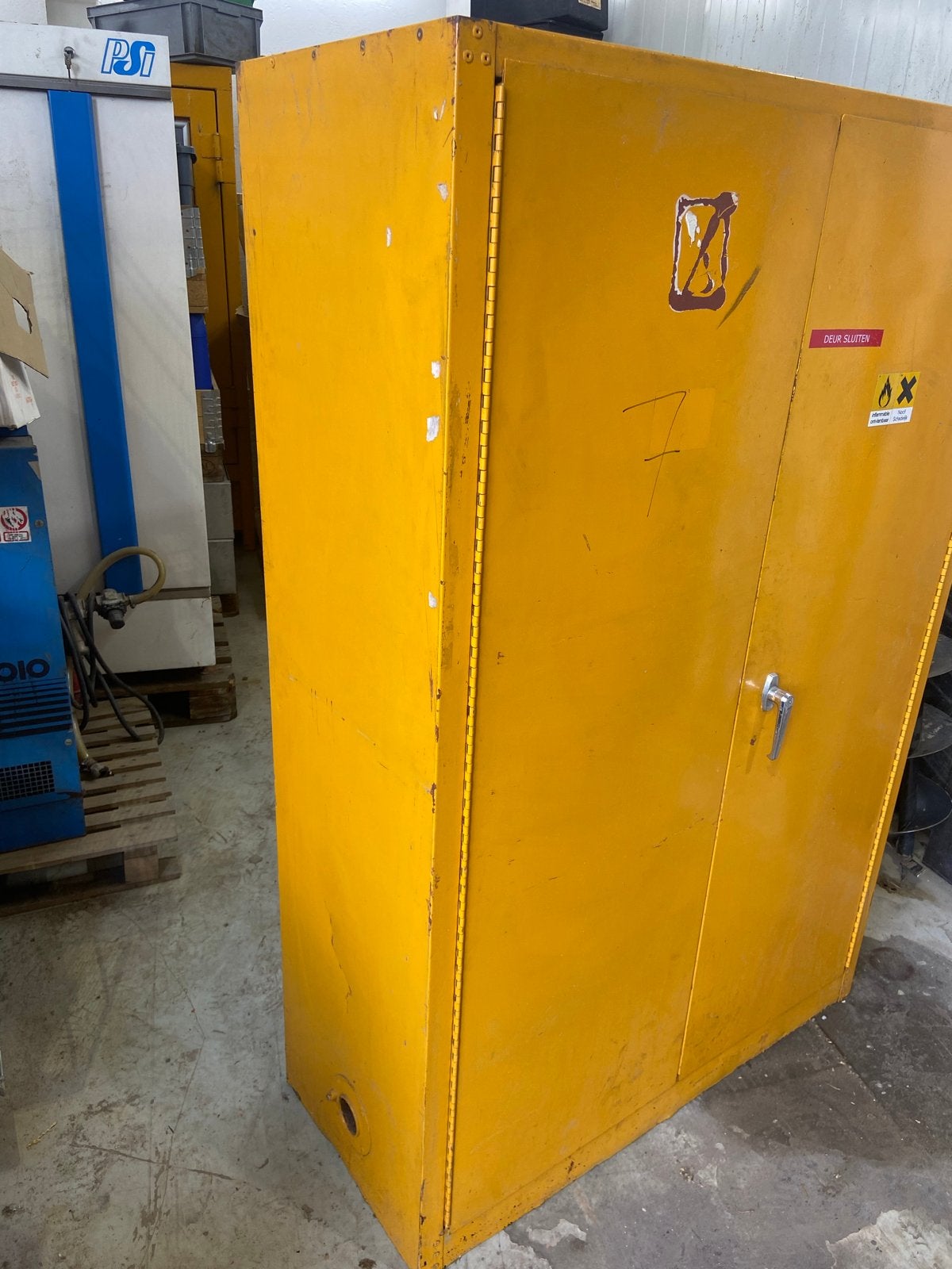 Gele stalen kast met twee legplanken, Ophalen, Gebruikt
