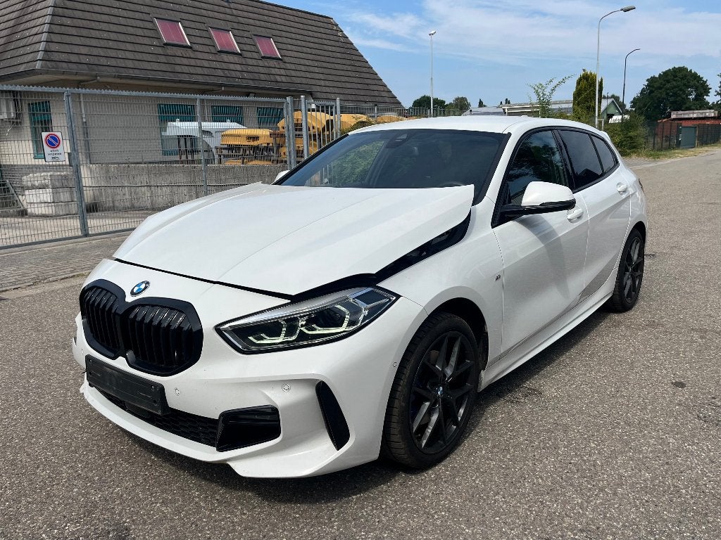 BMW 118i volledig M Sport | Rijdbare schade, Ophalen, Wit, Handgeschakeld, Benzine