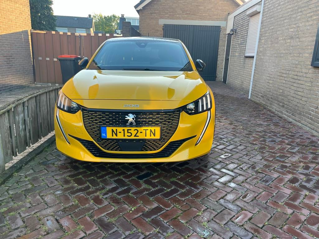 Peugeot 208 EV 50kWh 136pk 2021 Geel, full option,GT uitvoer, Auto's, Peugeot, Zwart, Leder en Stof, Particulier, Dealer onderhouden