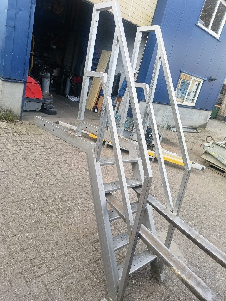 rvs trap ca 120cm hoog 60cm breed, Doe-het-zelf en Verbouw, Ophalen, Gebruikt, Trap, Nvt