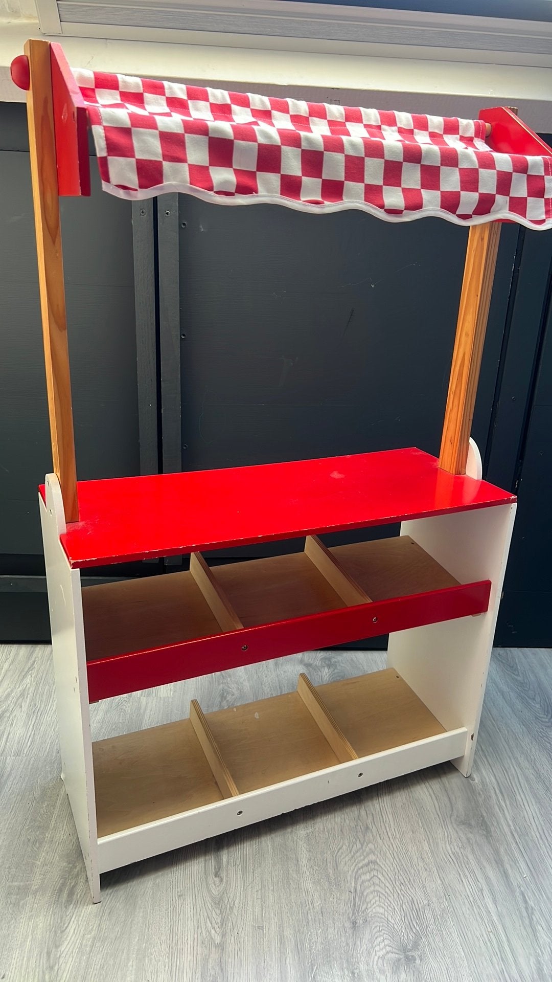 Houten speelgoed winkel, Ophalen, Zo goed als nieuw