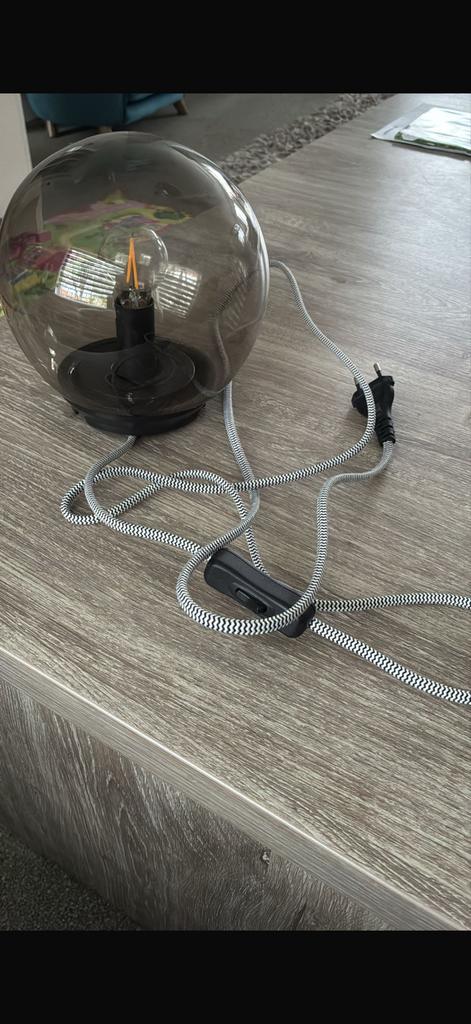 IKEA Tafel Lamp - Modern Design met Glazen Bol, Ophalen, Zo goed als nieuw, Glas, Minder dan 50 cm