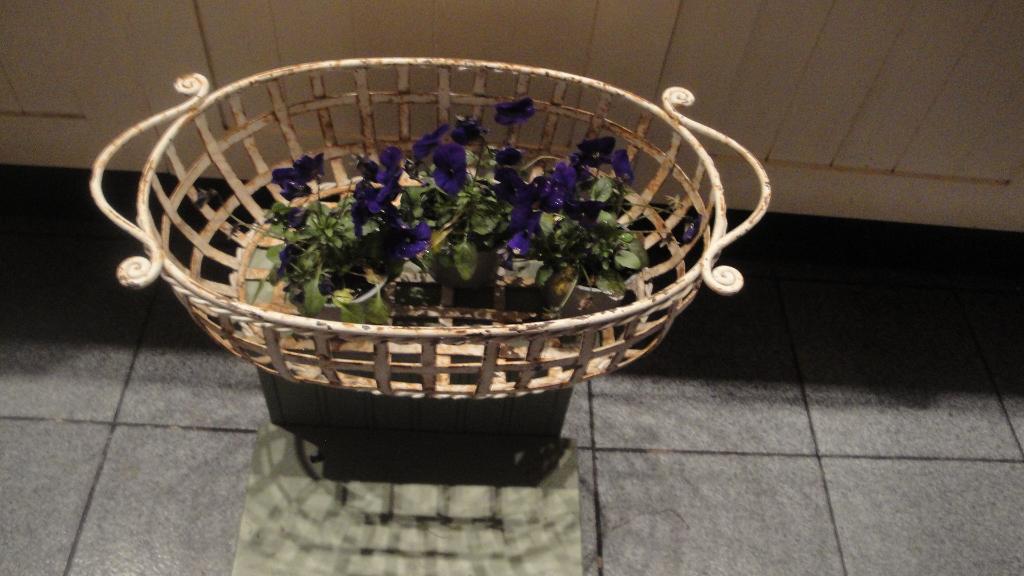 hele mooie antieke mand metaal, Tuin en Terras, Tuinvazen, Ophalen of Verzenden, Zo goed als nieuw
