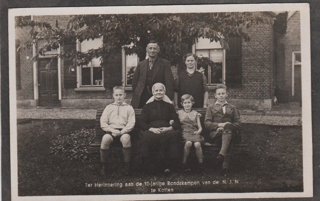 kotten familie  voor het huis, Verzenden, 1920 tot 1940, Ongelopen, Gelderland