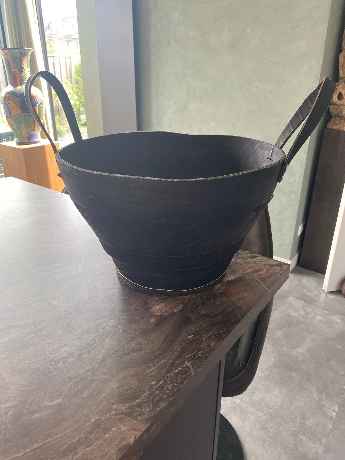 Decoratieve mand van leer met hengsels, Ophalen, Overige materialen, Gebruikt, Mand
