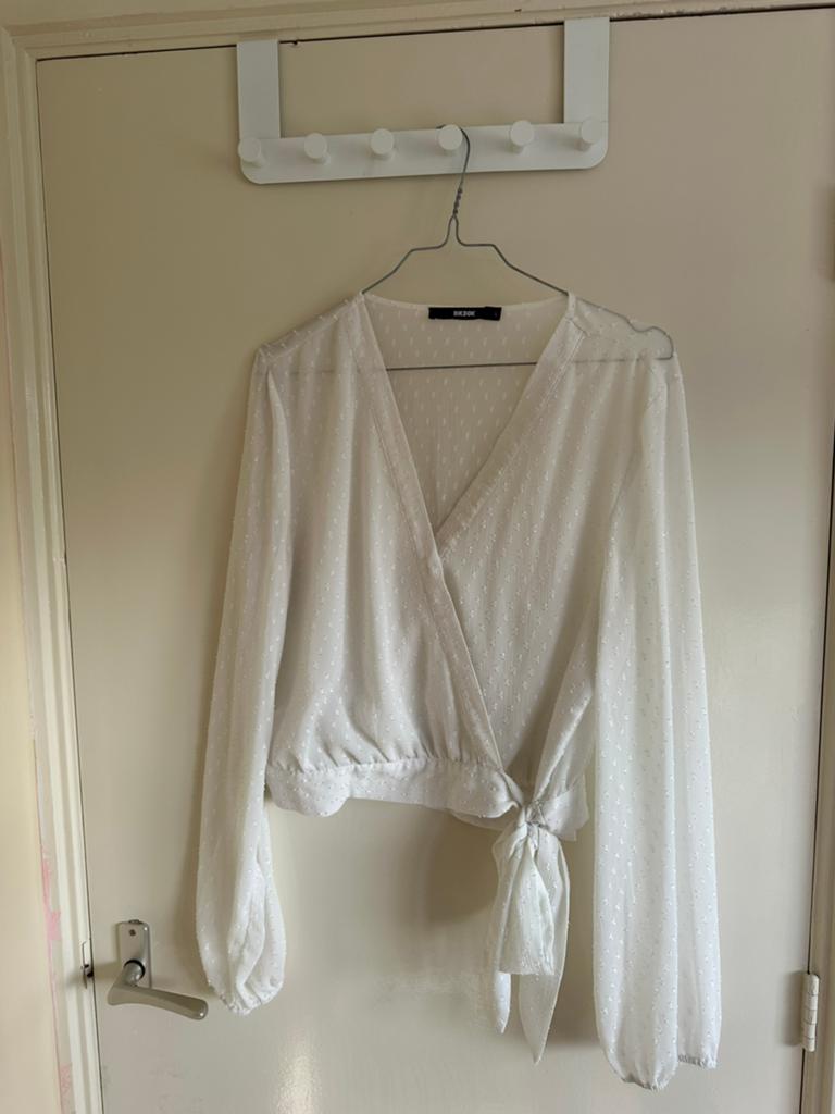 Witte blouse met stippenpatroon van BikBok, maat L, Wit, Maat 42/44 (L), Ophalen of Verzenden, Lange mouw