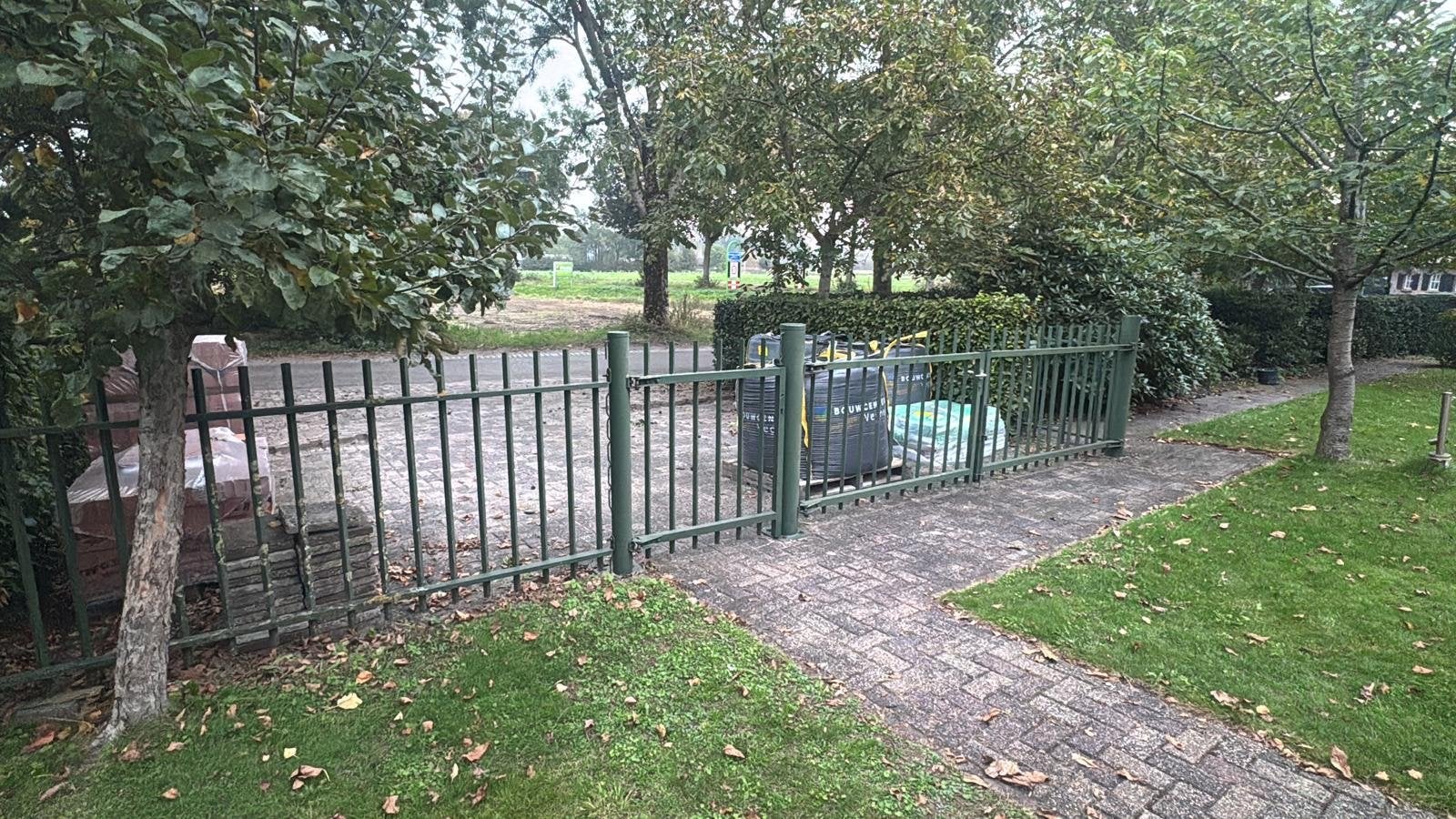 Robuust groen spijlenhekwerk poort en 2 looppoorten, Ophalen, Met poort, Gebruikt, Spijlenhekwerk