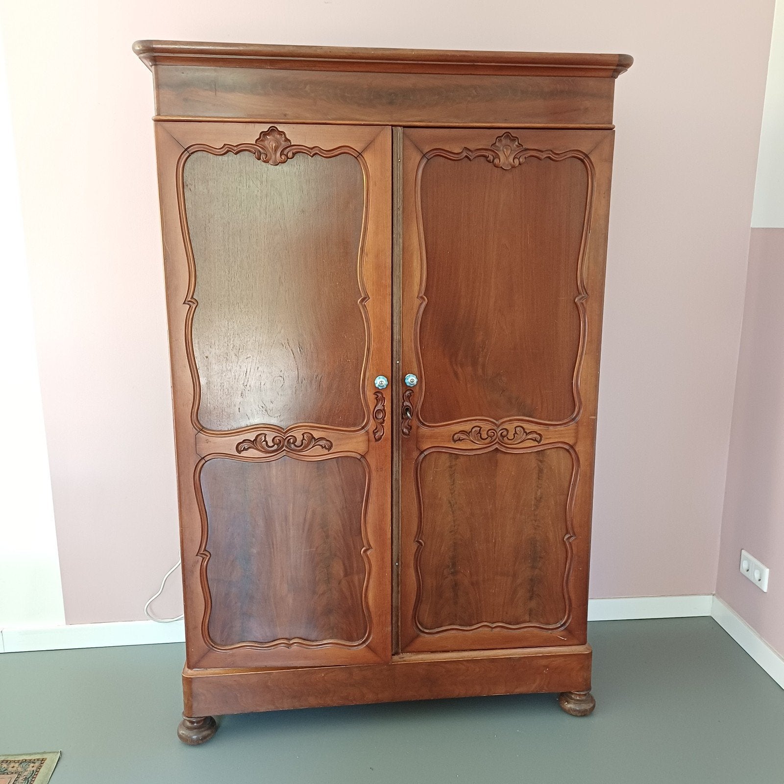 oude houten meidenkast met sierlijke ornamenten op de deuren, Antiek en Kunst, Antiek | Meubels | Kasten, Ophalen