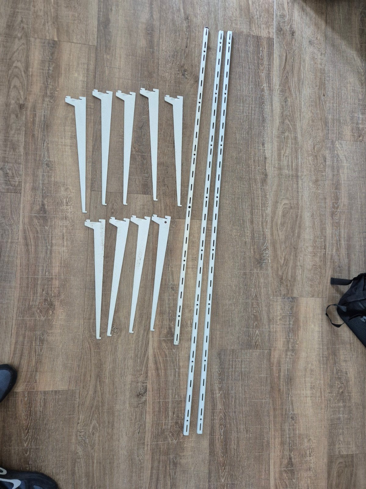 Witte plankdragers en rails voor wandplanken, Ophalen, Gebruikt