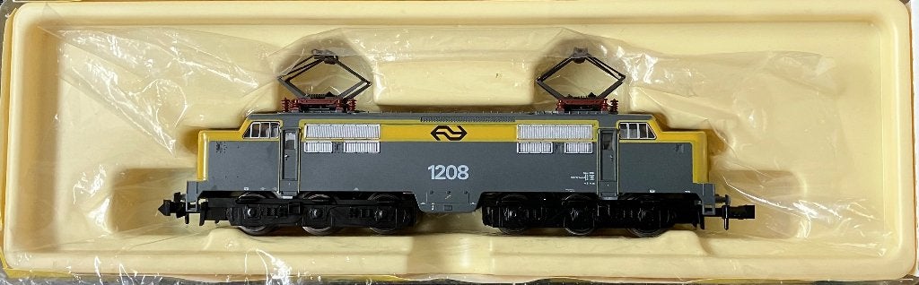 Minitrix 12826 6-assige NS loc 1208 dcc geel/grijs ovp, Trix, Nieuw, Ophalen of Verzenden, NS