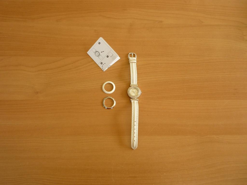 Zilverkleurig strass horloge met cremekleurige horlogeband, Ophalen of Verzenden, Nieuw, Zilver, Overige materialen