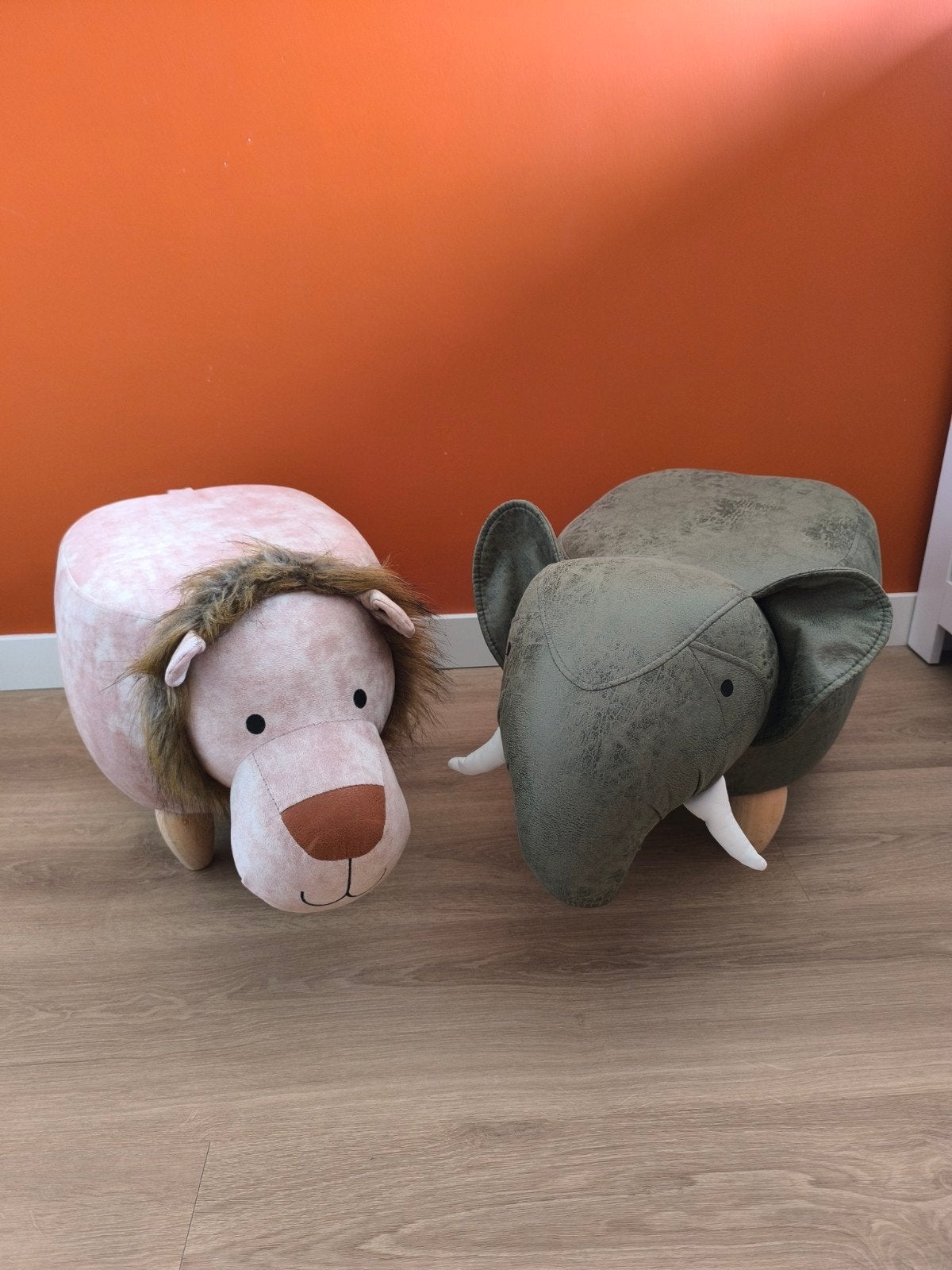 Leuke dieren poef: leeuw en olifant, Ophalen of Verzenden, Zo goed als nieuw, Overige materialen