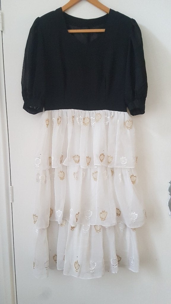 Zwart wit jurk, met goude bloemen motief maat 40, Maat 38/40 (M), Zwart, Nieuw, Ophalen of Verzenden