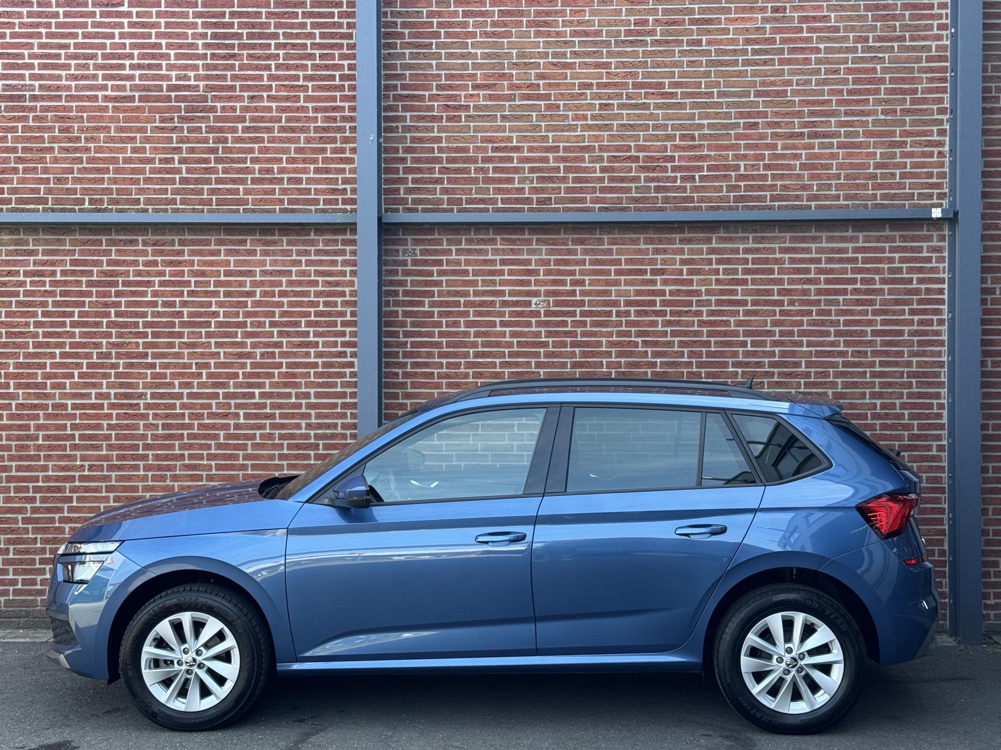 Skoda Kamiq 1.0 TSI Sport Business | Trekhaak wegklapbare |, Auto's, Gebruikt, Blauw, 49 €/maand, Origineel Nederlands
