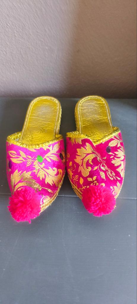 Roze en gouden Indiase kinderschoentjes met pompons, Meisje, Schoenen, Ophalen of Verzenden, Zo goed als nieuw