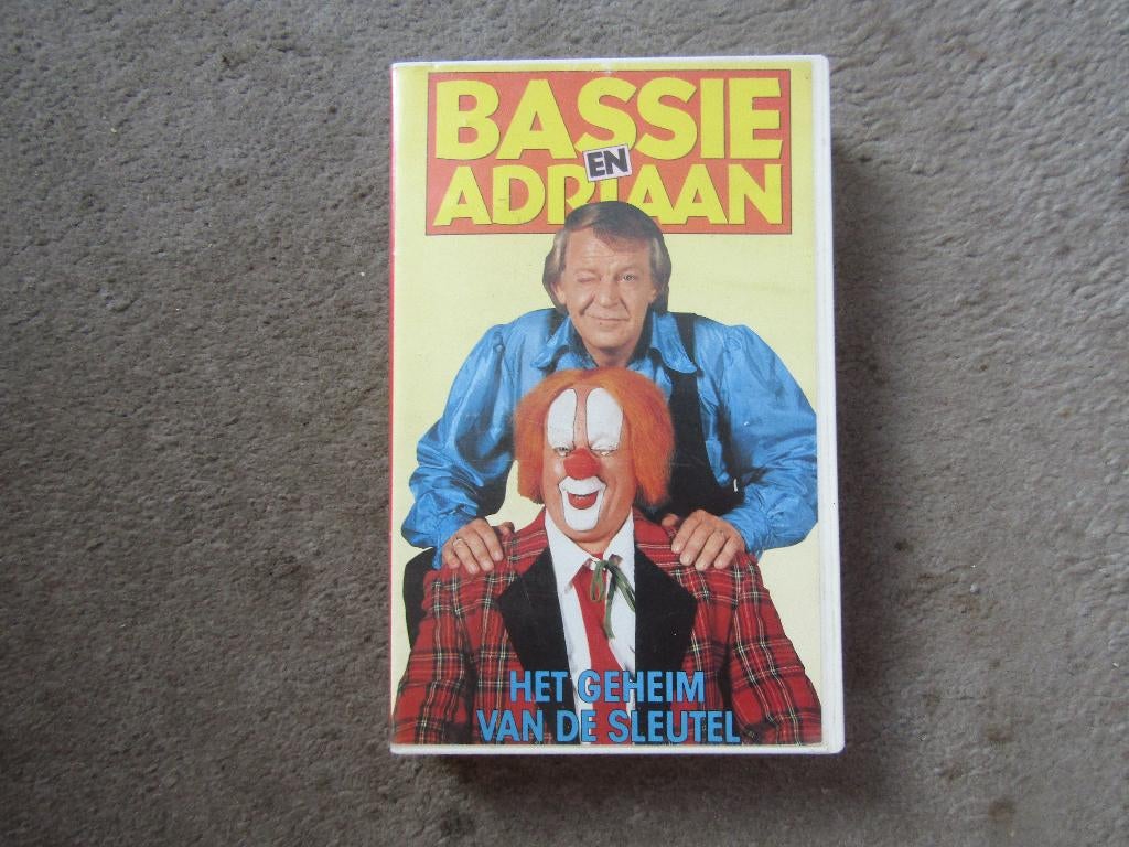 Videoband: Bassie en Adriaan en de sleutel ALLEEN OPHALEN, Cd's en Dvd's, VHS | Kinderen en Jeugd, Ophalen, Gebruikt, Alle leeftijden
