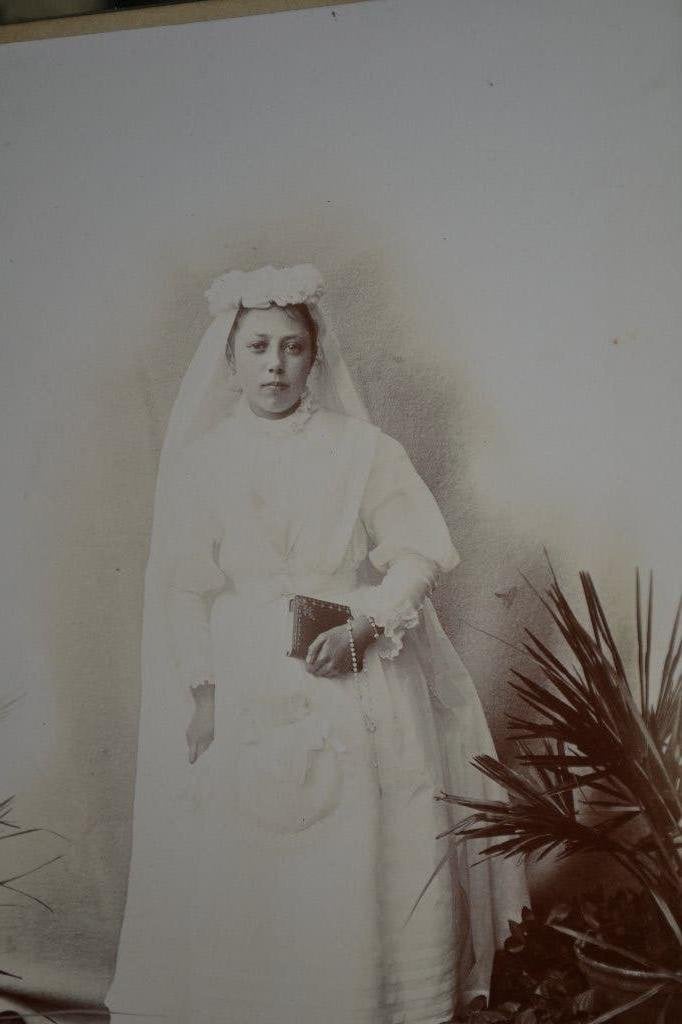 kabinetfoto 1900 meisje heilige communie, Verzamelen, Ophalen of Verzenden, Voor 1920, Ongelopen, Sterren en Beroemdheden