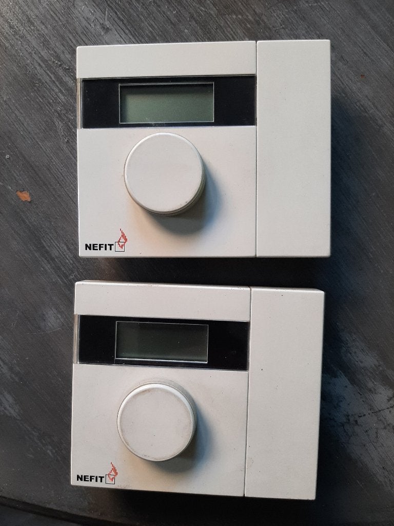 Kamerthermostaat merk Nefit 2 stuks, komen zo van de muur., Ophalen, Gebruikt