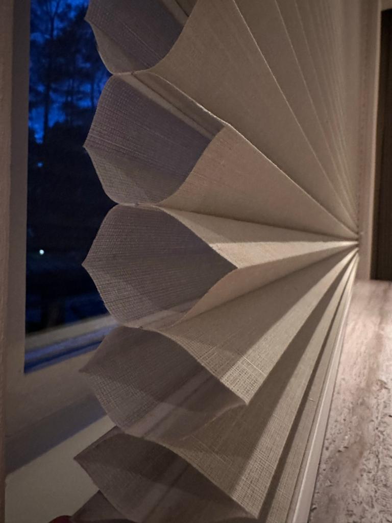 Sunway Plissé Gordijn - Crème, gebruikt, Ophalen, Minder dan 10 m², Beige, Buitenkant wit, binnenkant creme kleur. Bediening met koord