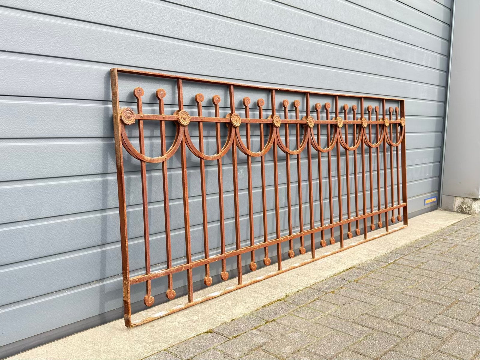 Antiek smeedijzeren hekwerk met sierlijke bogen en rozetten, Tuin en Terras, Tuinhekken en Hekwerk, Ophalen of Verzenden, Gebruikt