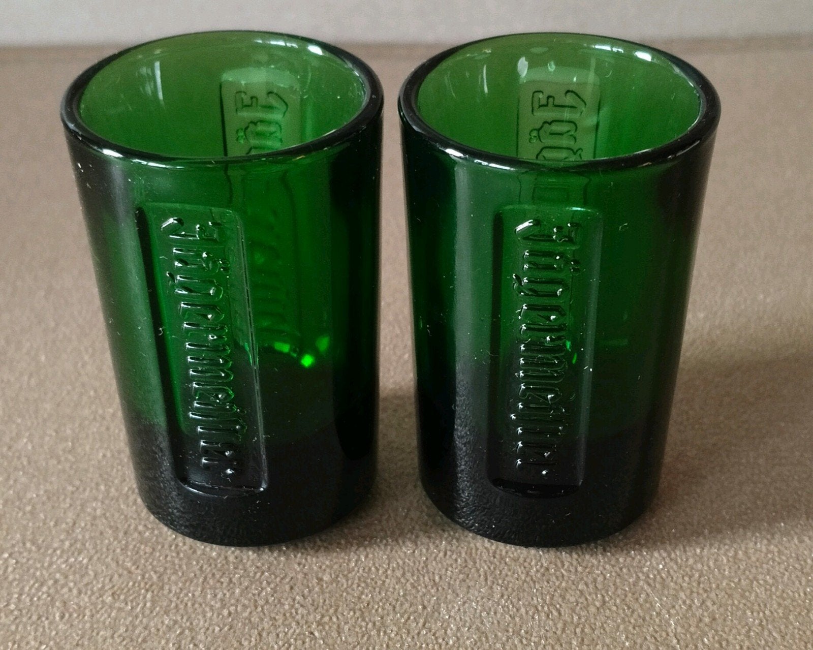 Jägermeister shotglaasjes - Set van 2 groene glaasjes voor, Verzenden, Zo goed als nieuw, Borrel- of Shotglas