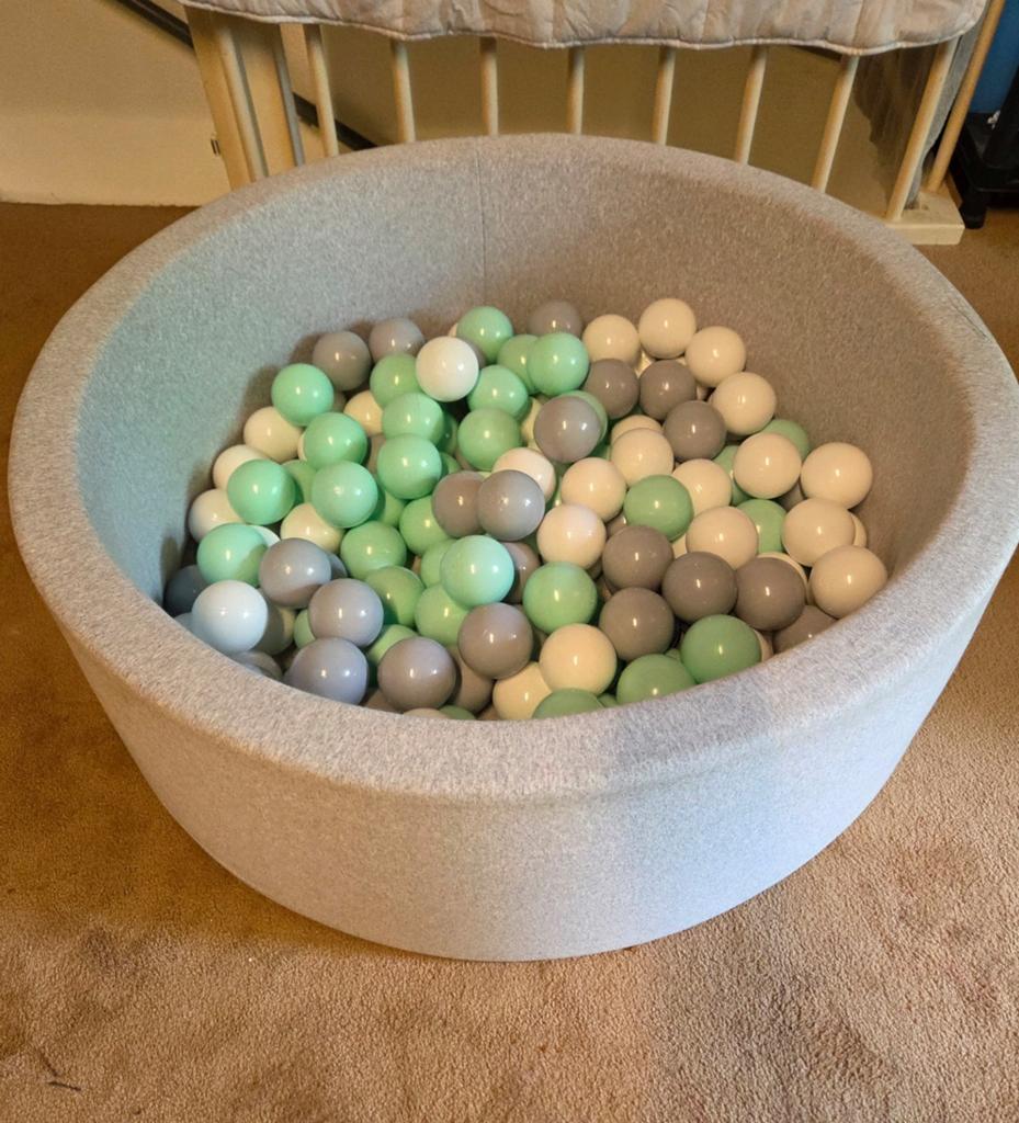 Stevige stoffen ballenbak met groene, witte en grijze ballen, Ophalen, Zo goed als nieuw, Overige typen