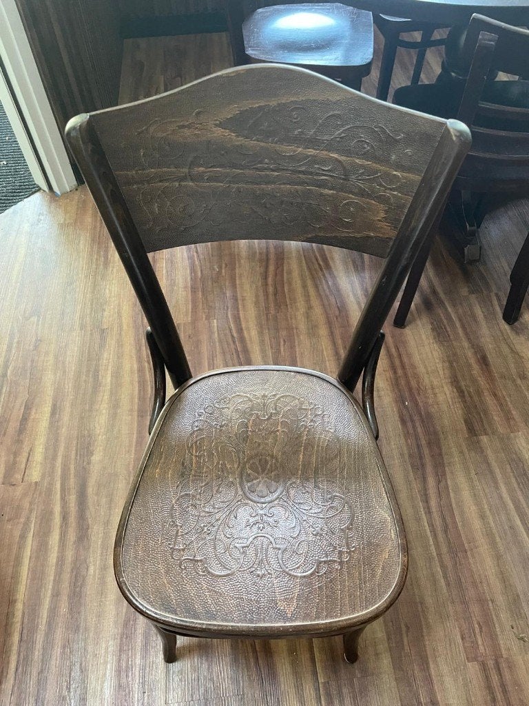 18 Thonet stoelen met gestanst patroon, Ophalen, Gebruikt, Meubilair