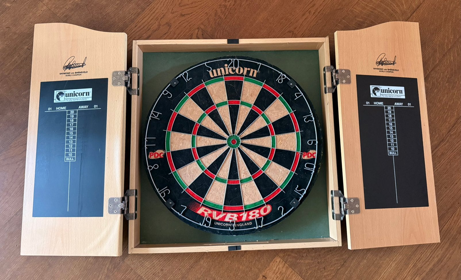 Dartbord (unicorn) met kast, Sport en Fitness, Darts, Ophalen of Verzenden, Gebruikt, Dartbord