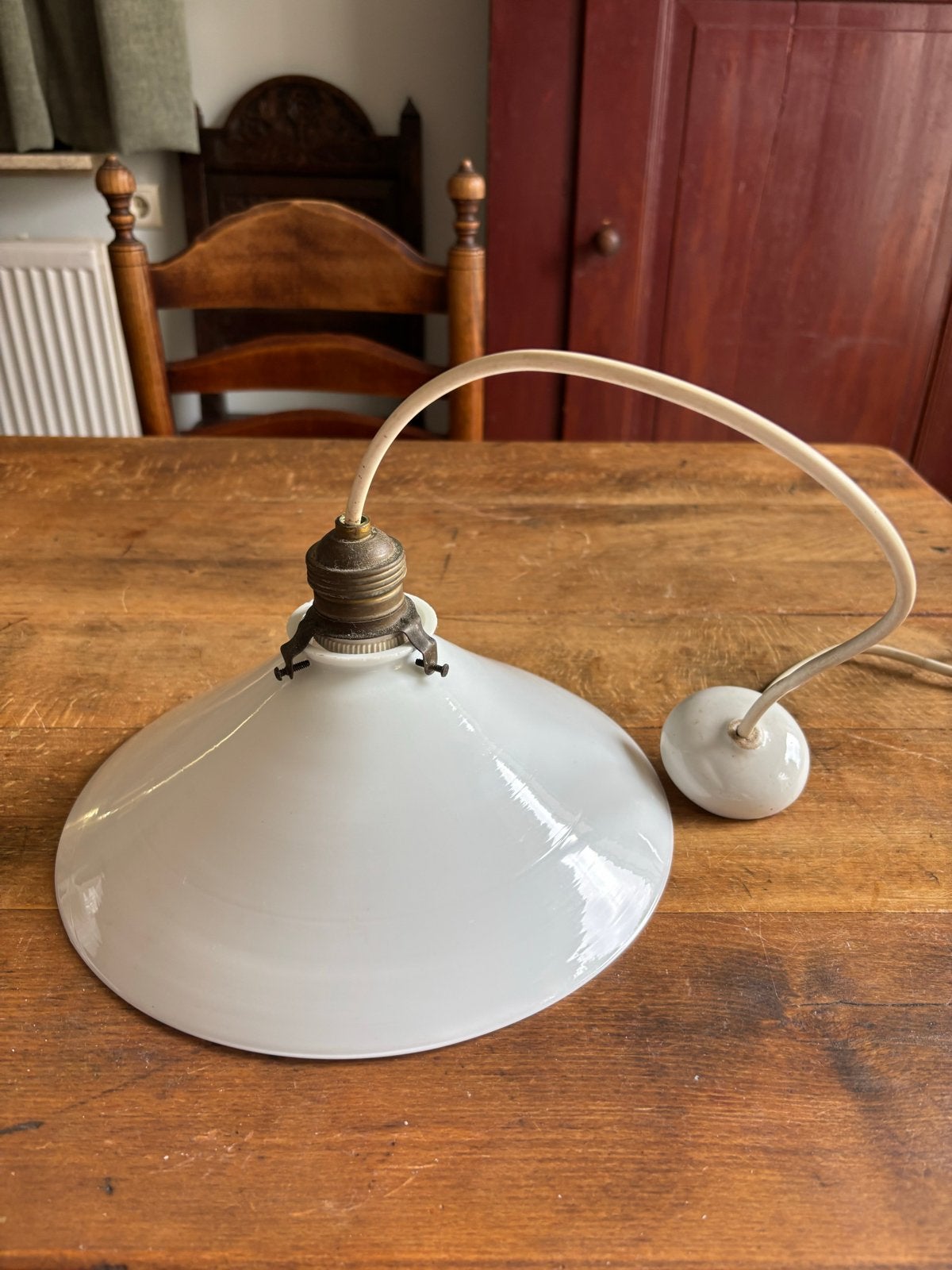 Vintage opaline lampenkap met ijzeren ophangbevestiging, Antiek en Kunst, Ophalen of Verzenden