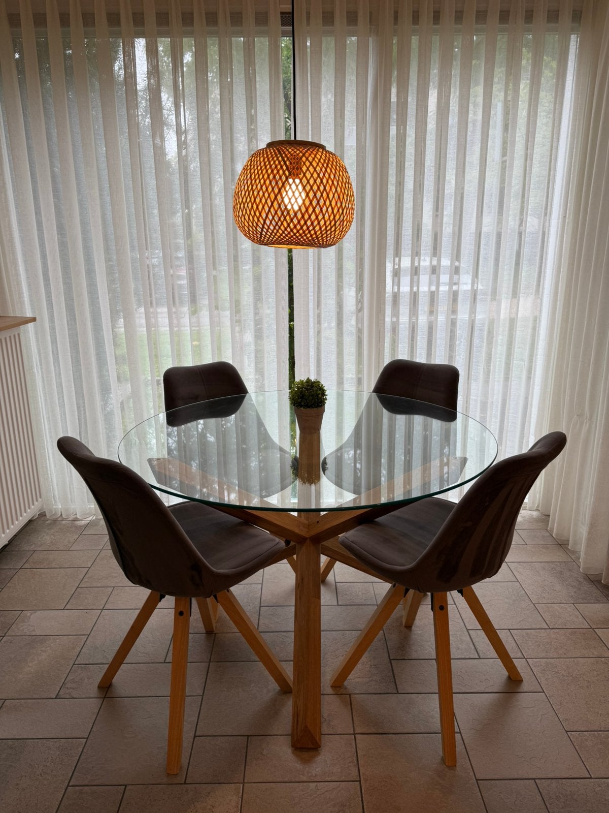 JYSK AGERBY ronde eettafel Ø119 cm met 4 stoelen, Huis en Inrichting, Ophalen, Gebruikt, 100 tot 150 cm, Rond