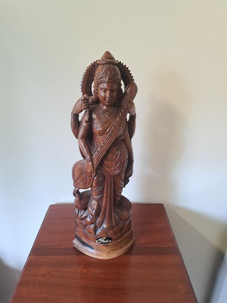 Houten beeld van Saraswati - Handgesneden, Handgemaakt, Ophalen of Verzenden, 20 - 50 cm, Beeld