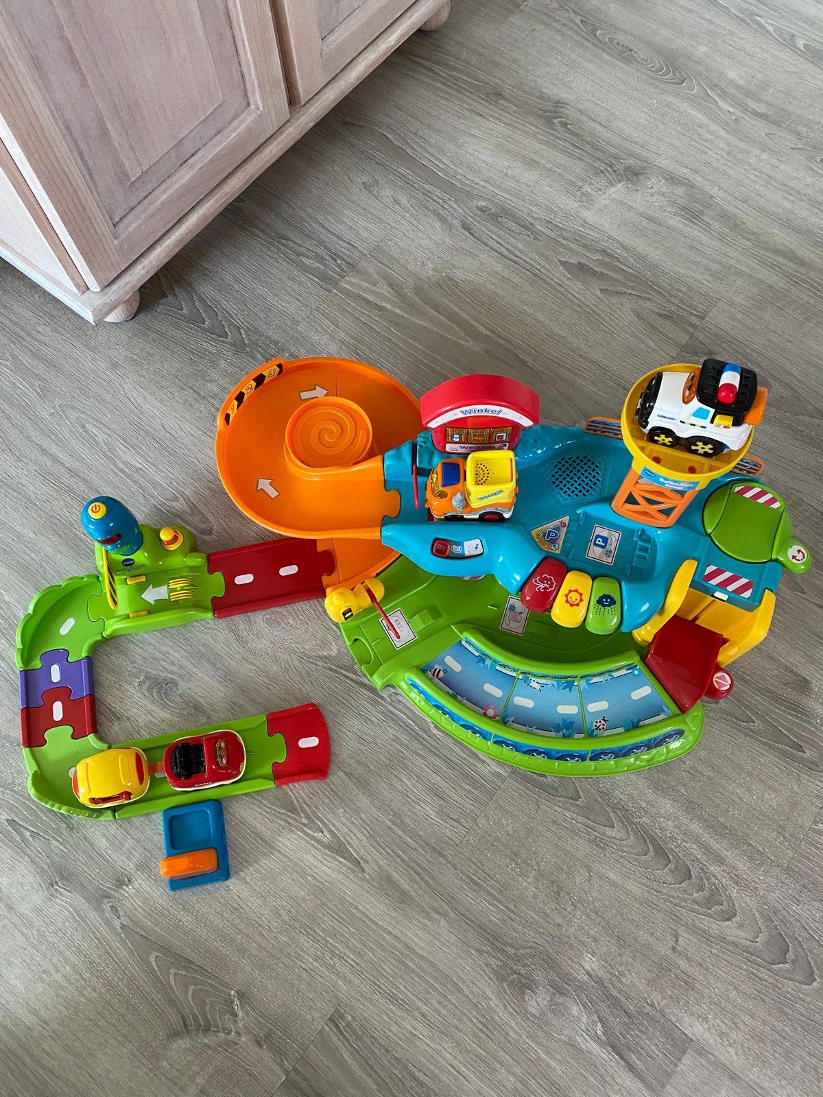 VTech garage met cabrio en caravan, bakwagen en politieauto, Kinderen en Baby's, Speelgoed | Vtech, Ophalen, Zo goed als nieuw
