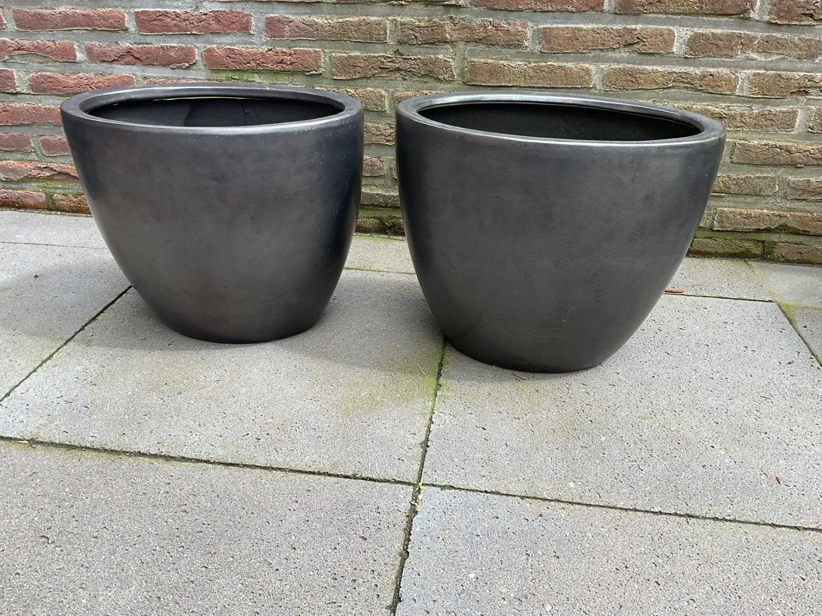 TE KOOP AANGEBODEN: 2 GROTE OVALE BLOEMPOTTEN, Tuin en Terras, Bloempotten, Ophalen of Verzenden, Zo goed als nieuw, Overige vormen