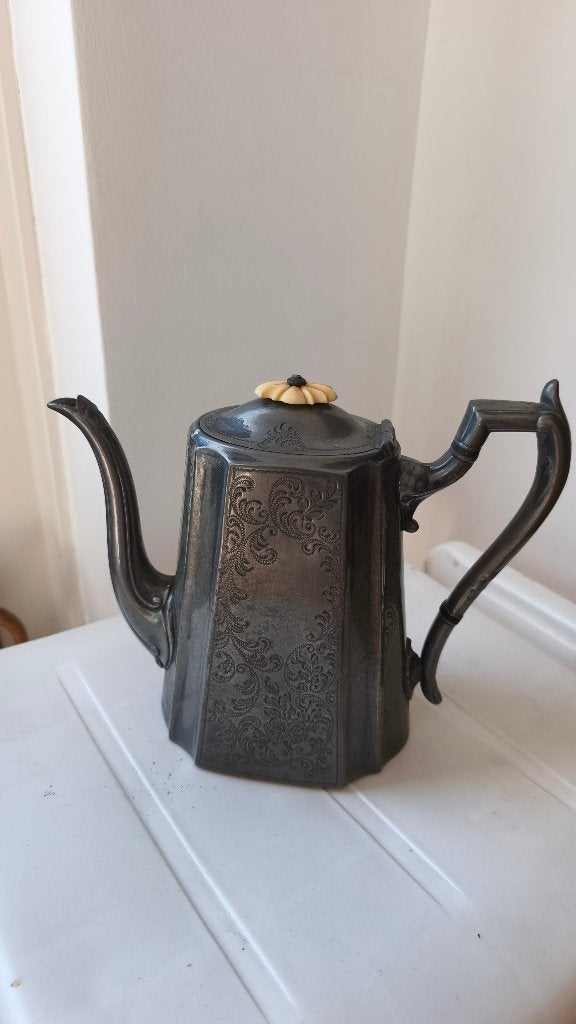 Antieke verzilverde theepot met gravures van EPBM Britannia, Ophalen of Verzenden, Zilver