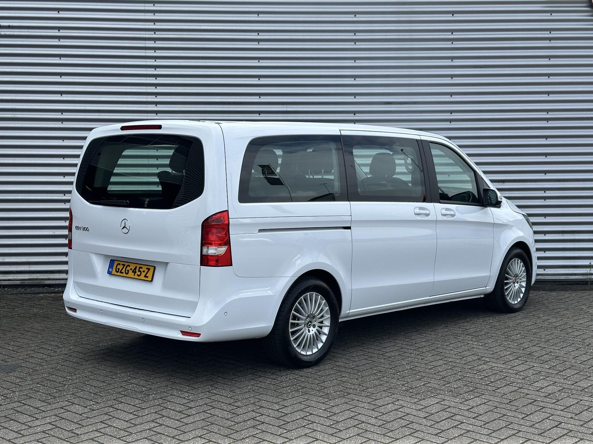 Mercedes-Benz EQV 300 90 kWh 6/7/8-Persoons Facelift Model L, Auto's, Bestelauto's, Stof, Gebruikt, Zwart, 365 km