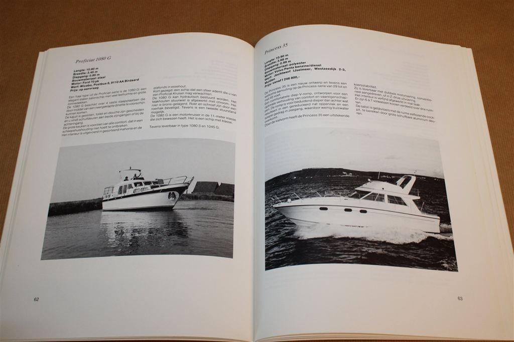 Hollandia Motorbotengids — Nederlandse Motorboten & Jachten, Ophalen of Verzenden, Gelezen, Overige onderwerpen