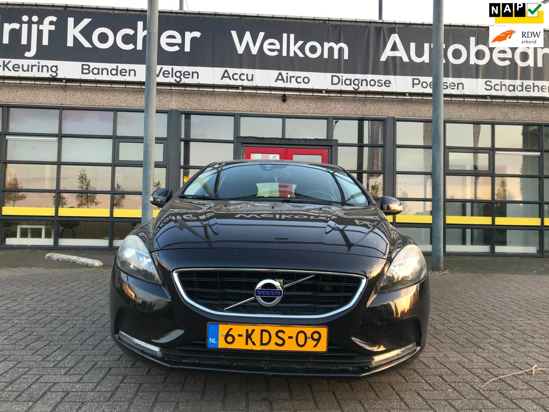 Volvo V40 1.6 T4 Kinetic, Auto's, Gebruikt, 4 cilinders, 700 kg, Zwart